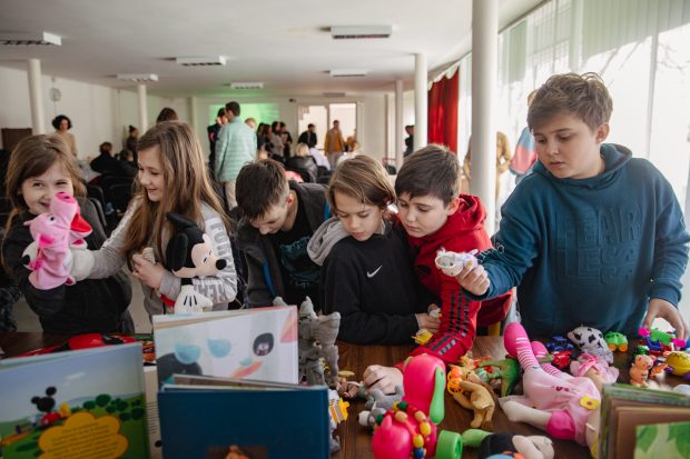 Ministerul Educaţiei: Peste 2.000 de cereri pentru înscrierea, ca audienţi, în unităţi de învăţământ din România a unor elevi şi preşcolari ucraineni