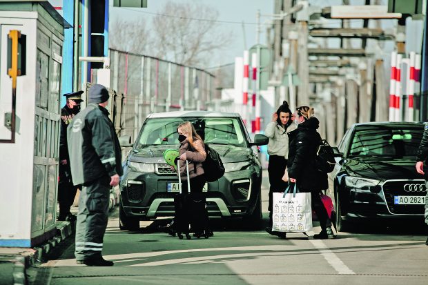 Banii ucrainenilor, mituri și realități. Cât sunt salariile de la care vin refugiații, în ce le-au investit?