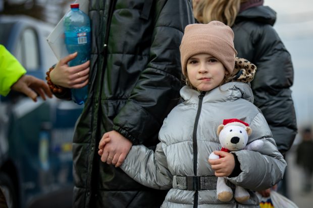 Cum vorbim copiilor despre război și moarte? Sfaturi de la experți: spuneți-le adevărul, păstrați rutina, cultivați ajutorul