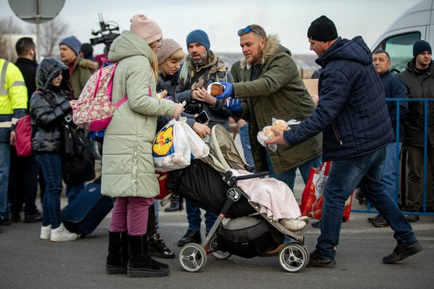 „Siret este un simbol, țara o știe”. Ce i-a impresionat pe jurnaliștii francezi care au transmis de la frontiera cu Ucraina