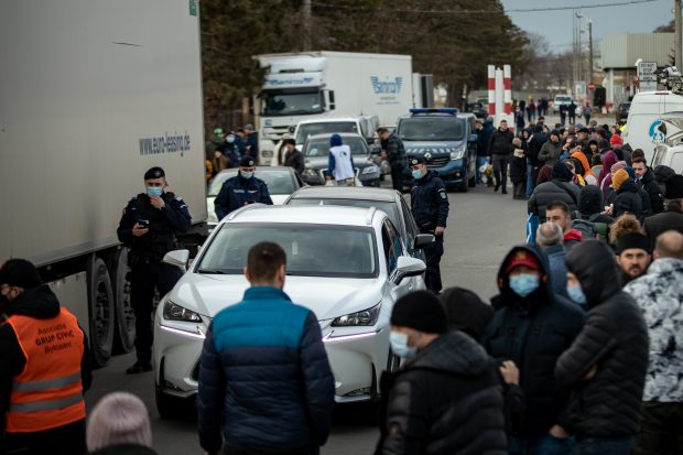 SRI spune că e „foarte ciudat” faptul că Ministerul de Interne susține că nu știe câţi bărbaţi din Ucraina au intrat în România, de la începutul războiului