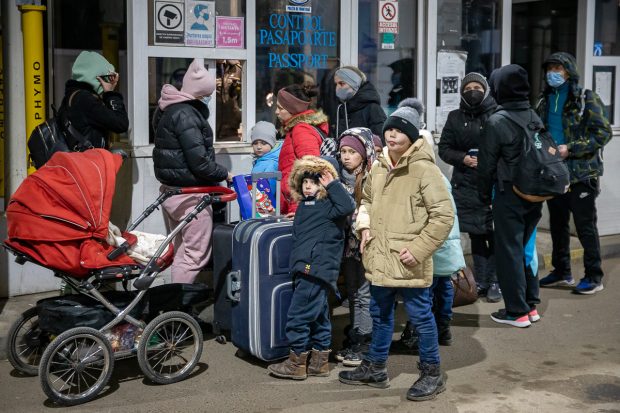 Cum pot primi bani de la stat românii care găzduiesc refugiaţi din Ucraina. Se vor deconta 20 de lei pe zi de persoană, cheltuieli cu hrana