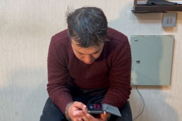 Un soldat rus care s-a predat de bună voie vorbește la telefon cu iubita ucraineană: „Vreau să se termine războiul, ca să fiu cu tine”