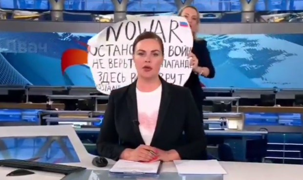 „Orice s-ar întâmpla, stai ca o piatră”. Cum a trăit prezentatoarea televiziunii ruse momentul protestului antirăzboi în direct