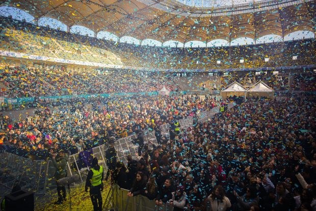 LIVE. Mii de tineri la minus 5 grade Celsius pe Stadionul Național din București la concertul de strângere de fonduri pentru Ucraina