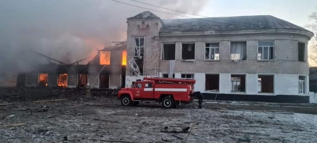 Imagini cu o școală și cu o casă de cultură distruse de bombardamentele de la Merefa, în regiunea Harkov