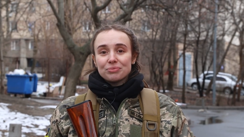 EXCLUSIV. Explozii puternice lângă Kiev. Mărturia pentru români a ucrainencei în vârstă de 25 de ani care a luat arma ca să apere orașul: „Nu capitulăm și vă suntem recunoscători pentru ajutor”