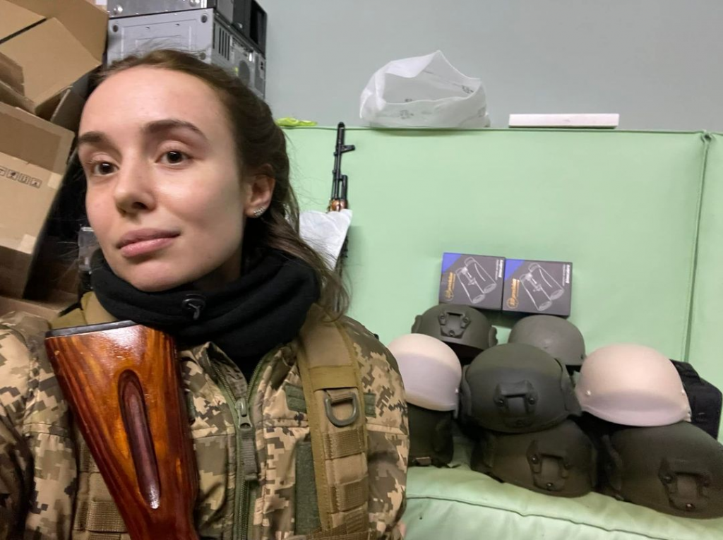 EXCLUSIV. Explozii puternice lângă Kiev. Mărturia pentru români a ucrainencei în vârstă de 25 de ani care a luat arma ca să apere orașul: „Nu capitulăm și vă suntem recunoscători pentru ajutor”