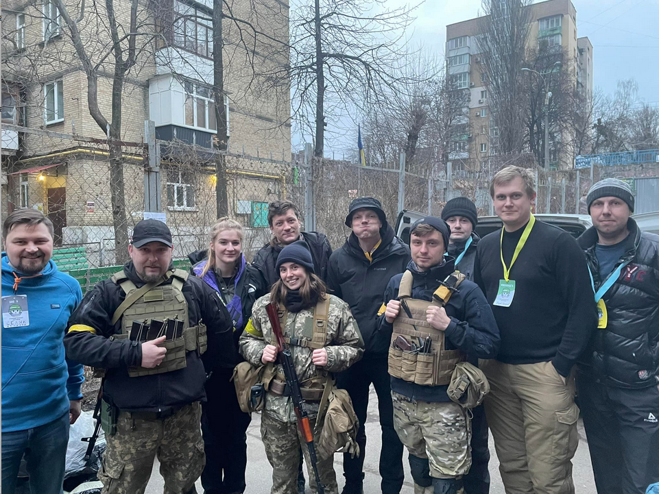 EXCLUSIV. Explozii puternice lângă Kiev. Mărturia pentru români a ucrainencei în vârstă de 25 de ani care a luat arma ca să apere orașul: „Nu capitulăm și vă suntem recunoscători pentru ajutor”