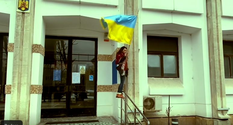 Când poate fi pus steagul unei alte țări pe o instituție din România? Opoziția față de arborarea drapelului Ucrainei - „o exaltare de extremă dreapta”