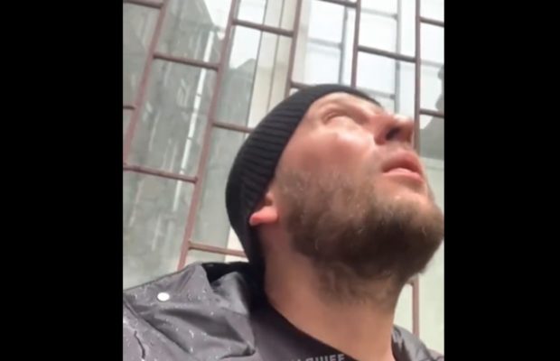 VIDEO. Un voluntar ucrainean înregistra un videoclip când o rachetă a lovit blocul sub care stătea