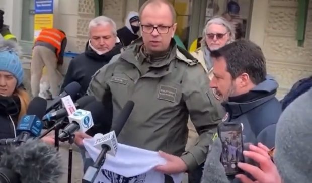 VIDEO. Un cunoscut politician italian s-a dus în vizită într-un oraș în Polonia. A primit un cadou și apoi a fost expediat la granița cu Ucraina: „Vezi ce a făcut prietenul tău”