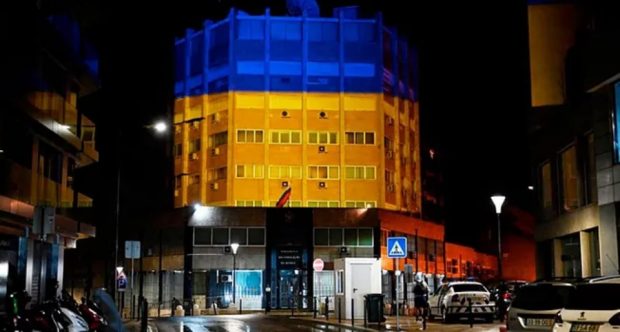 FOTO. O ambasadă a Rusiei, iluminată în culorile Ucrainei