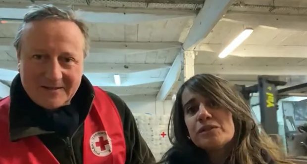 VIDEO. Fostul premier britanic a condus un camion cu ajutoare până în Polonia. Un mic incident i-a dat bătăi de cap