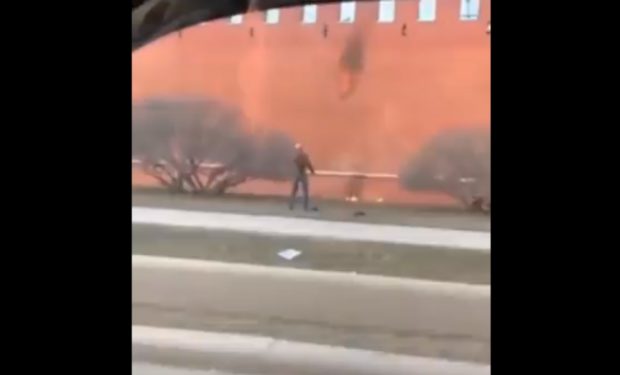 VIDEO. Momentul în care un bărbat aruncă cu cocktailuri Molotov în zidurile Kremlinului