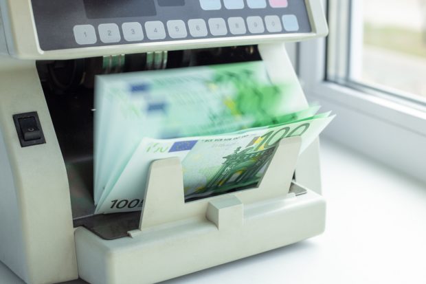 Criză de euro la mai multe case de schimb și bănci din București. Unii clienți, puși pe liste de așteptare. Bancher: „Se fac importuri de valută cu avionul. E ceva temporar”