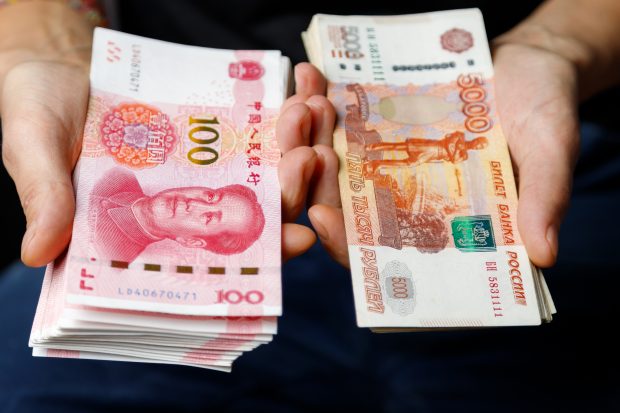 Cum ajută China pe tăcute la căderea rublei. Unde a mai fost lăsată Moscova în ofsaid de Beijing