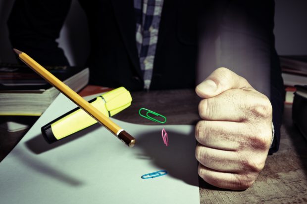 ÎNREGISTRARE. Profesor din Huși înregistrat în timp ce jignește și amenință un elev la oră: „Dobitoc împuțit! Te bat de-ți sună apa-n cap, măi boule!”