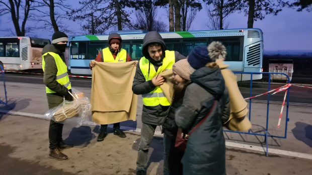 Pasul doi în criza refugiaților: „E nevoie ca statul să coordoneze resursele colectate”. Voluntarii din Vama Siret vorbesc deja de risipă