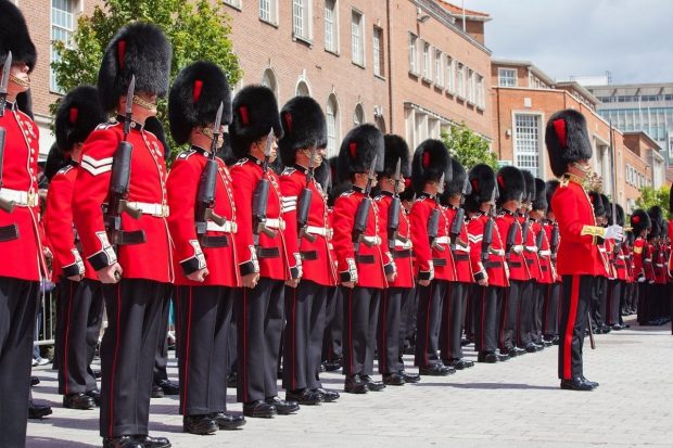 Un soldat din Garda Reginei, plecat să lupte în Ucraina, e căutat cu disperare de britanici, ca să nu fie capturat de ruși