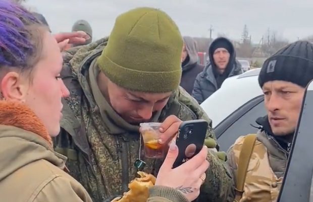 VIDEO | Un soldat rus plânge mușcând din mâncarea oferită de o tânără ucraineancă. Fata a sunat-o pe mama soldatului