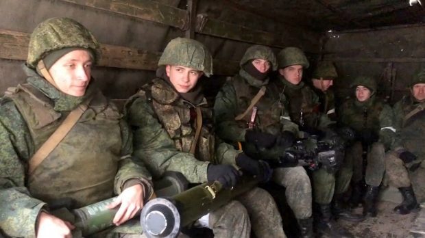 „Ne dădeau cu ciocanul peste degete”. Mărturii în presa de stat rusă despre torturile suferite de prizonierii de război