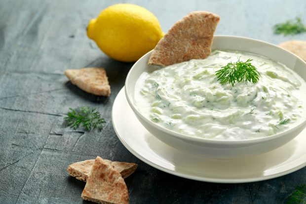Sos tzatziki – rețeta originală. Cum se face și cu ce să îl servești