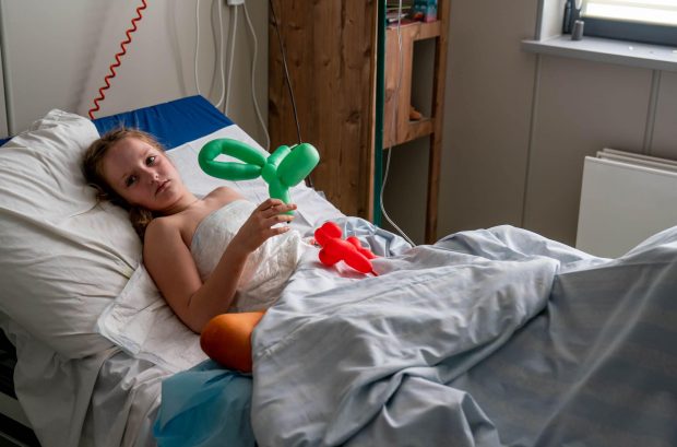 „Pentru cei care cred că nu e război”. Imagini dintr-un spital de copii din Kiev, unde medicii luptă să salveze micuții răniți în bombardamente