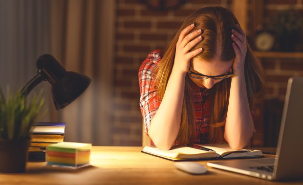 „Am crezut că, dacă nu ai note bune, ești nimic”. O tânără vorbește despre atacurile de panică și anxietatea prin care trece de cinci ani