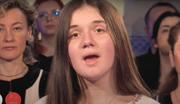 VIDEO. Emoție pură. Corul Madrigal cântă imnul Ucrainei alături de o tânără refugiată de 17 ani. „Poporul nostru va izbândi”