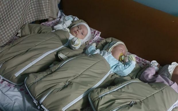 Zeci de români vor să ajute o mamă cu triplete de 4 luni, din Keiv: „Unde să o trimit, călătorește singură cu bebelușele?”