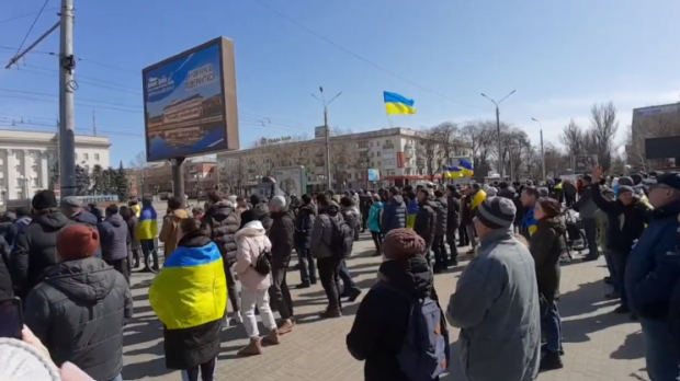 Proteste în mai multe orașe ocupate de forțele ruse. Mii de oameni au ieșit în stradă cu steagurile Ucrainei