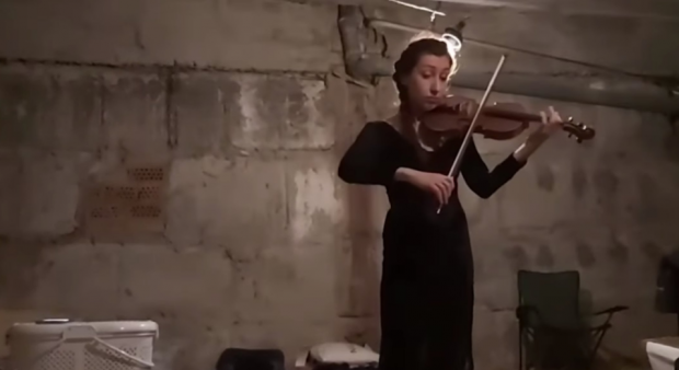 VIDEO | O violonistă a cântat oamenilor dintr-un adăpost antiaerian din Harkov: „Am devenit o familie în această pivniță”