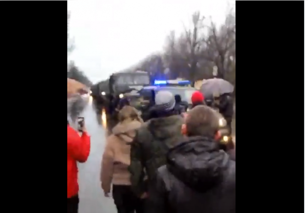 VIDEO | Ucrainenii au ieșit pe străzi în Melitopol cu mâinile goale și au împins mașinile rusești