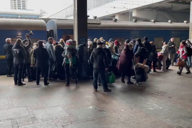 Filmare dramatică la gara din Kiev. Oamenii se luptă să urce într-un tren deja plin, de teamă să nu rămână în Ucraina