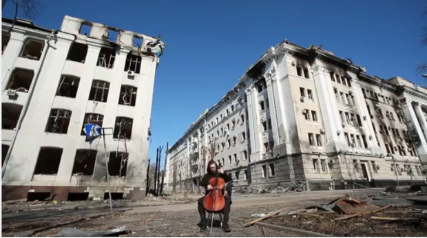 Un violoncelist a susținut un concert pe străzile din Harkov devastate de bombardamente. „Iubesc orașul meu eroic”