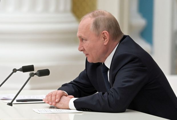 Putin anunță că ofensiva din Ucraina decurge „conform planului” și că soldații ruși vor primi compensații mari. El acuză ucrainenii ,că folosesc civili pe post de „scut uman”