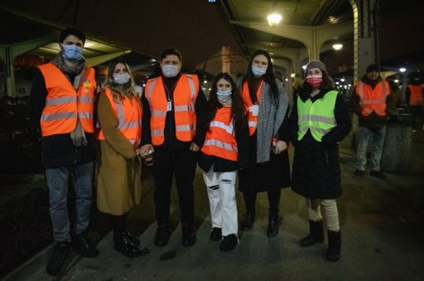Revanșa „vestelor portocalii” în fața lui Google Translate. Traducătorii voluntari dovedesc în criza refugiaților că participarea și competența umană sunt de neînlocuit