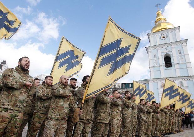 Cine sunt luptătorii cu viziuni neonaziste din batalionul Azov. SUA au vrut să-i declare „organizație teroristă”, Rusia îi folosește ca pretext pentru război
