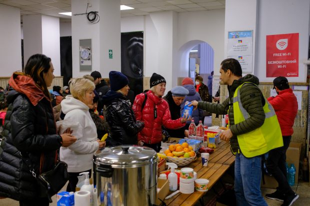 REPORTAJ. „My name is Cola” – cum poți deveni voluntar la Gara de Nord și ce faci