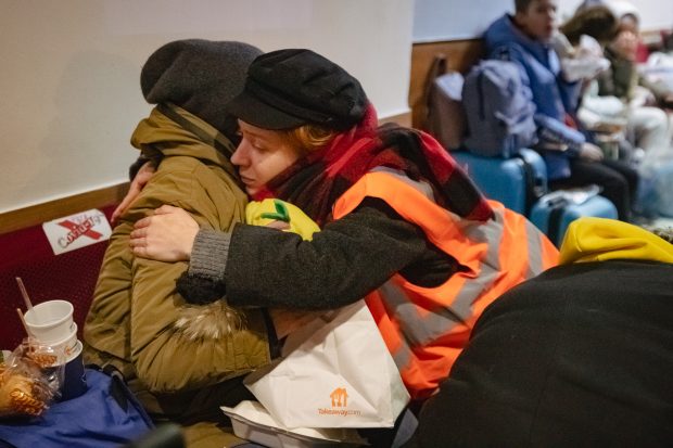 Ce este trauma salvatorului prin care pot trece voluntarii pentru refugiații din Ucraina. „Pot trăi durerile victimelor ca și cum ar fi ale lor”