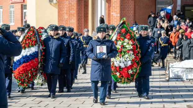 „Pe cine îngropăm, tătucă comandant?” Un colonel rus mort în războiul din Ucraina a fost dus pe ascuns acasă și înmormântat