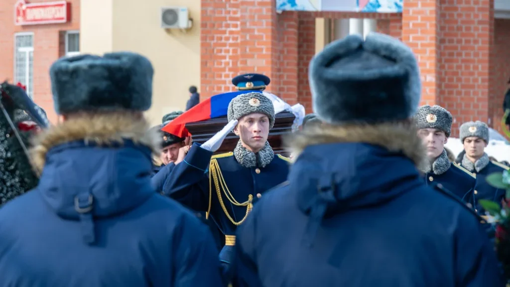 „Pe cine îngropăm, tătucă comandant?” Un colonel rus mort în războiul din Ucraina a fost dus pe ascuns acasă și înmormântat