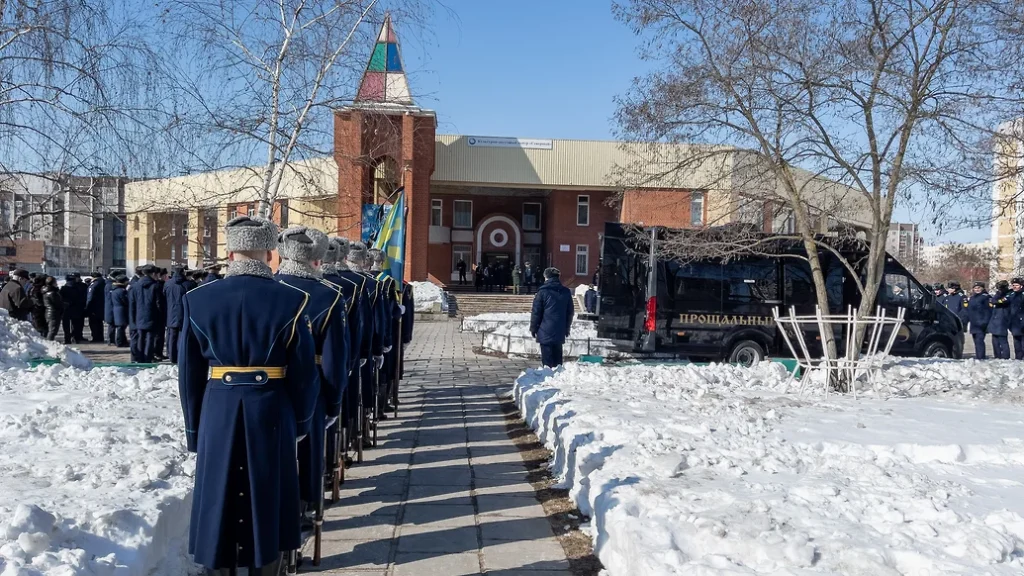 „Pe cine îngropăm, tătucă comandant?” Un colonel rus mort în războiul din Ucraina a fost dus pe ascuns acasă și înmormântat