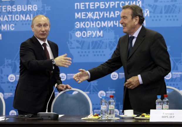 Grupul Ringier, din care face parte și Libertatea, suspendă contractul de consultanță cu fostul cancelar german Gerhard Schröder, apropiat al regimului Putin
