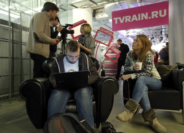„Jurnalismul este practic ilegal acum în Rusia”. Mărturiile ziariștilor care au fugit de represiunea lui Putin