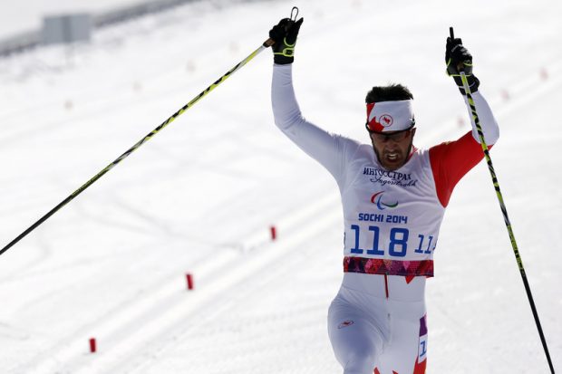 Un schior nevăzător din Canada a câștigat a 16-a medalie de aur la Jocurile Paralimpice