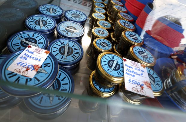 UE interzice exporturile de produse de lux către Rusia, dar nu și importurile de vodcă și caviar, anunță TASS