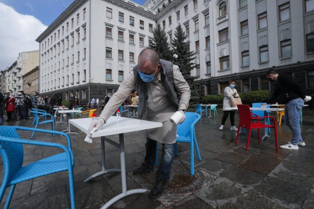 Cafenelele, saloanele de coafură și stațiile de service auto s-au redeschis la Kiev