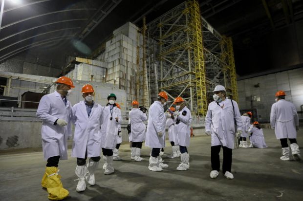Lucrează non-stop și mănâncă o singură masă pe zi. Traiul angajaților de la centrala nucleară Cernobîl, capturată de ruși în prima zi de război